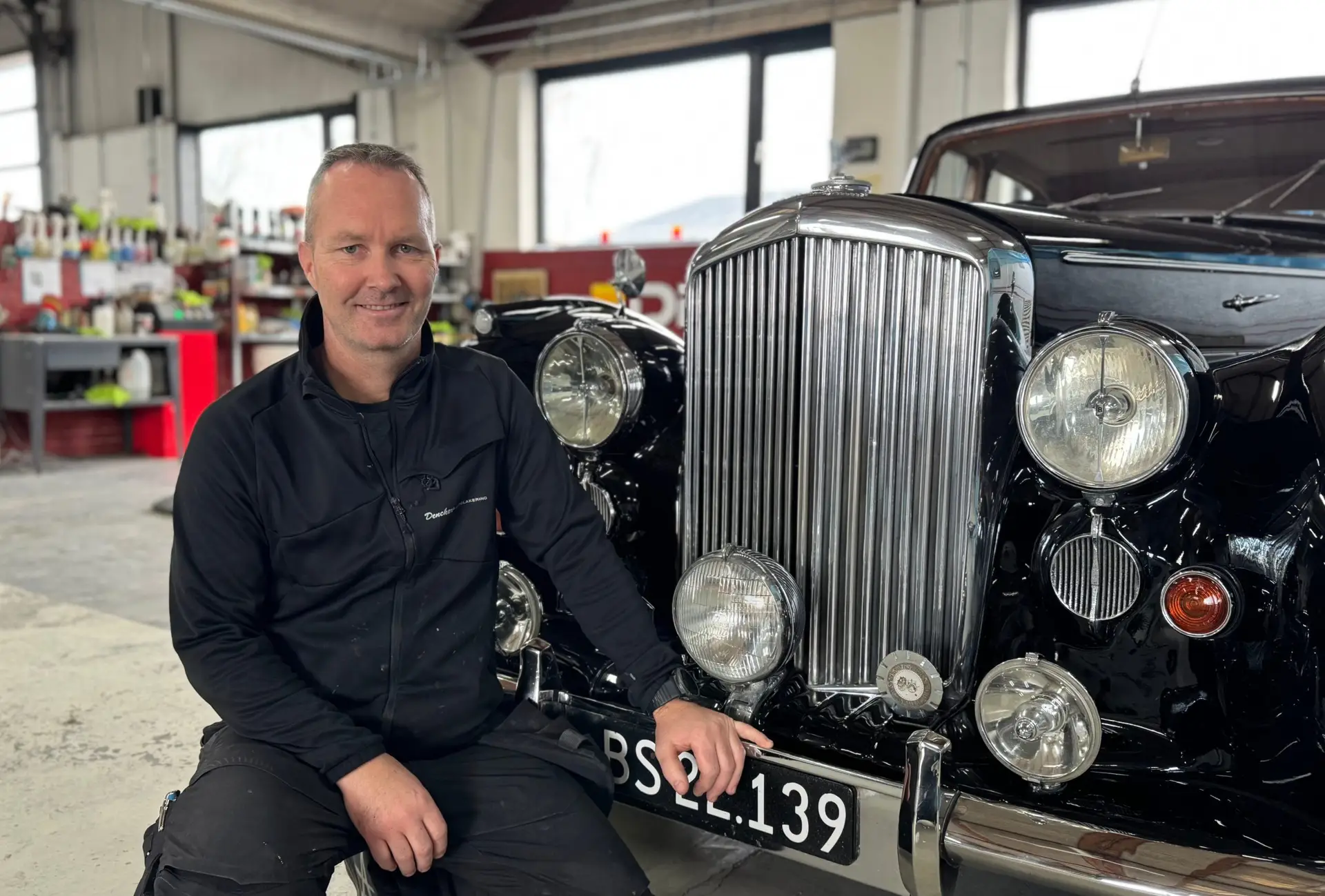 Mads Dencker, fjerde generation og indehaver af Denckers Autolakering, ved en klassisk Bentley